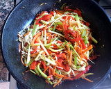 Foto del paso 4 de la receta: Camarones con vegetales salteados al wok. #paraprincipiantes