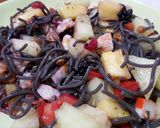 Foto del paso 3 de la receta Espaguetis negros con frutas y gambas