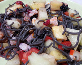 Foto del paso 3 de la receta: Espaguetis negros con frutas y gambas