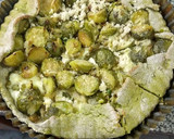 Foto del paso 3 de la receta: Tarta repollitos de Bruselas con masa de harina de arvejas