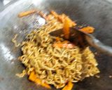 Foto langkah ke 5 dari resep Mie goreng.