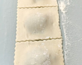 Foto del paso 4 de la receta: Raviolis caseros rellenos de espinaca y bacon
