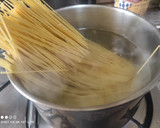 Foto del paso 1 de la receta: Espaguetis con butifarra y pimientos en 23 minutos