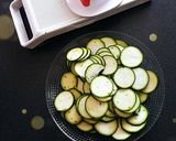 Une image de l'étape 2 de Tarte fine aux courgettes.