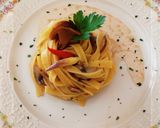 Foto del passaggio 6 della ricetta Fettuccine con funghi champignon crema e porcini dell' Etna