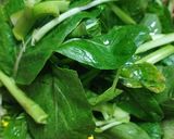 Hình bước làm 1 của món Bánh đa Quỳnh Côi xào giò nạc