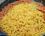 Foto del paso 3 de la receta: Fideos con caballa 🌶 🐟 🍅 🍃🎊🎉🎭