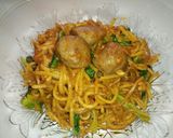 Foto langkah ke 3 dari resep Mie goreng bakso sapi.