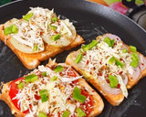 चीजीं वेज ब्रेड पिज़्ज़ा (Cheesy veg bread pizza recipe in Hindi) रेसिपी चरण 5 फोटो