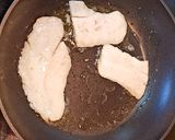 Foto del paso 5 de la receta Merluza con champiñones y salsa de cebolla con trufa