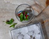 Une image de l'étape 2 de Mocktail fraises citron et sirop de grenadine 🍹.
