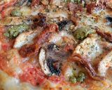 Foto del paso 8 de la receta: Pizza de pollo cajún con champiñones y tomate seco con toque de pesto