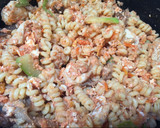 Foto del paso 3 de la receta: Fusilli bucati con setas, verduras y pollo