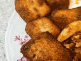 Patatas fritas encebolladas y croquetas