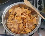 Foto del passaggio 3 della ricetta Finferli saltati con pasta fresca🍄‍🟫🍅🧄🧅🍝