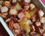 Foto del paso 3 de la receta: Pulpo con patata panadera encebollada