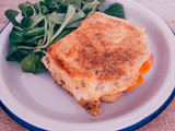 Sándwich de mozzarella, zanahoria y tomate envuelto en tortilla