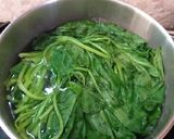 Foto langkah ke 2 dari resep Horenso no Gomaae (Japanese Sesame Spinach Salad).