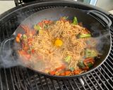 Une image de l'étape 5 de Nouilles de riz sautées aux légumes et tofu fumé.