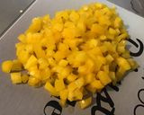 Une image de l'étape 4 de Salade de courgette, carottes et poivrons jaunes au surimi et ciboulette fraîche.
