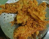 Foto langkah ke 7 dari resep Ayam Goreng Kremes.