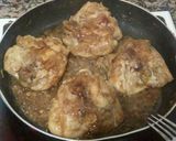 Foto del paso 5 de la receta: Contramuslos de pollo encebollados