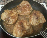 Foto del paso 5 de la receta: Contramuslos de pollo encebollados