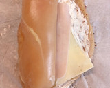 Foto del paso 2 de la receta: Pechuga de pollo rellena de jamón y queso envuelta con bacon ahumado