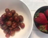 鹅莓（gooseberries）· 草莓🍓果昔（夏季时令鲜果全自然· 无添加组合👍👍）的食譜步驟1照片