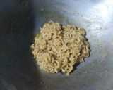 ম্যাগি ওমলেট (maggi omelette recipe in Bengali) রেসিপির ধাপ 2 ছবি