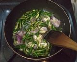 Foto langkah ke 2 dari resep Ikan tumis cabe hijau.