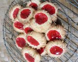 Foto langkah ke 6 dari resep Strawberry dan Tiramisu ThumbPrint.