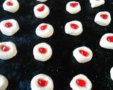 Foto del paso 8 de la receta: Galletas de mantequilla con punto rojo