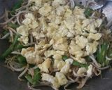 Foto langkah ke 4 dari resep Tumis toge cah telur plus buncis.