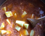 Paprikás krumpli kolbásszal recept fázis 2 fotója