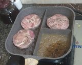 Foto langkah ke 3 dari resep Steak hokubee with mushroom sauce by wiliam g.