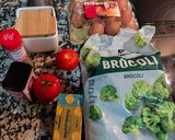 Foto del paso 1 de la receta Tortilla de brócoli con sobre mesa de tomate