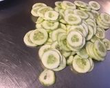 Une image de l'étape 3 de Salade de concombres et courgettes à l'oignon rouge et laitue de mer.