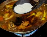 Foto langkah ke 5 dari resep Ayam Kuah Hitam Pandan Wangi🍗🥘_ (dng.Creamer).