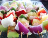 Foto del paso 1 de la receta: Pinchos de camarones y ananá con arroz cremoso de curry y salsa de mango & habanero