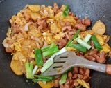 Foto langkah ke 4 dari resep Tumis Sosis Kentang Telur.