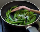 Foto langkah ke 3 dari resep Tumis Kapri Manis Bawang Putih.