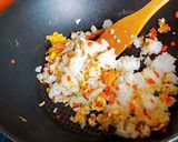รูปขั้นตอนการทำที่ 3 ของ ข้าวผัดกระเทียม ง่ายๆ บ้านๆ แต่อร่อยและอิ่มมาก