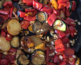 Foto del paso 2 de la receta: Ñoquis con verduras, gulas y huevos de codorniz