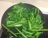 Foto del paso 1 de la receta: Un plato combinado con espinacas frescas