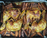 Foto del paso 6 de la receta: Pollo asado a la cerveza negra con batata y cebolla a las hierbas provenzales