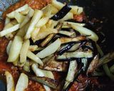 A picture of step 4 of Baingan and Aloo fry.