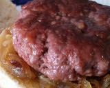 Foto del paso 6 de la receta: Hamburguesa casera Tex-mex con cebolla caramelizada y queso