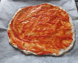 Foto del paso 9 de la receta: Pizza de espinacas, cebolla, bacon y aceitunas negras
