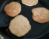 Foto del paso 2 de la receta: Tortita de coco y salvado de avena, con frutillas y manzanas